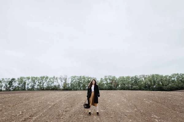 Självsäker Ung Kvinna Poserar Fältet Kallt Väder — Stockfoto