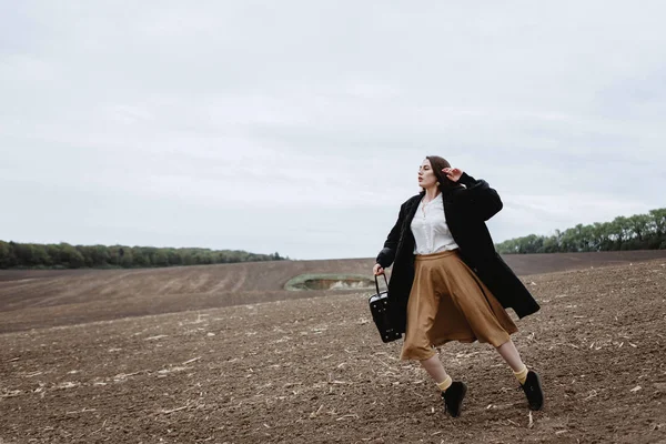 Stylische Frau Posiert Mantel Bluse Und Rock Auf Dem Feld — Stockfoto