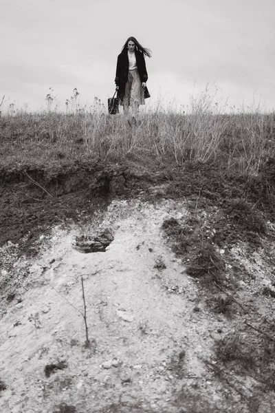 Oberflächliche Ansicht Einer Traurigen Frau Die Durch Ein Feld Geht — Stockfoto