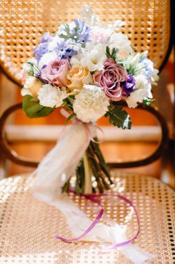 Düğün buketi bej sandalyeye closeup