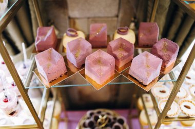 Cam tepsi üzerinde pembe kabarık kek closeup