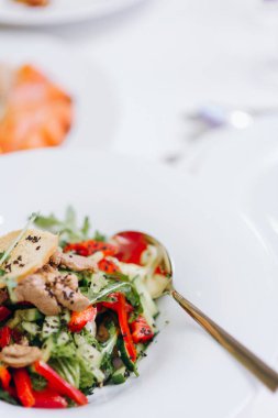 Salata closeup beyaz beyaz masada kaşıkla tabakta