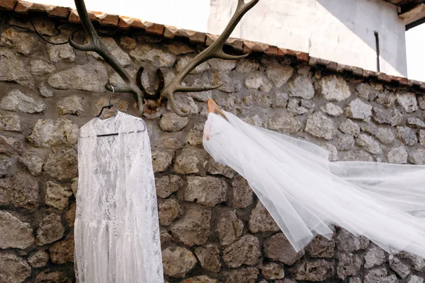 Σύνθεση Από Δαντέλα Ρόμπα Και Πέπλο Γάμο Κρέμονται Στις Κρεμάστρες — Φωτογραφία Αρχείου