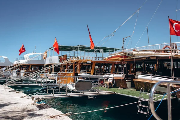 Deniz arka plan üzerinde park edilmiş Yatlar