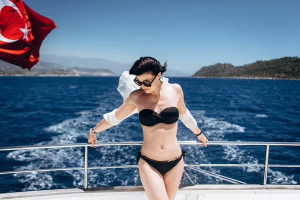 Kadın Siyah Bikini Deniz Arka Plan Üzerinde Türk Bayrağı Ile — Stok fotoğraf