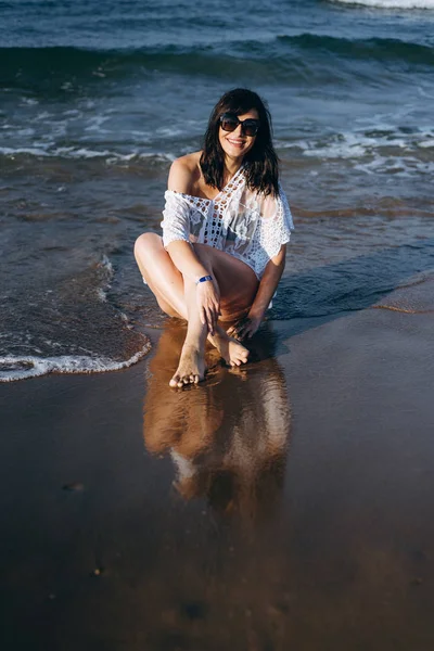 Портрет Женщины Солнечных Очках Бикини Сидящей Мокром Берегу Моря — стоковое фото