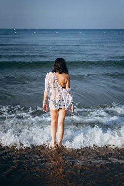 Arkadan Görünüş kadının denize gidiyor bikini