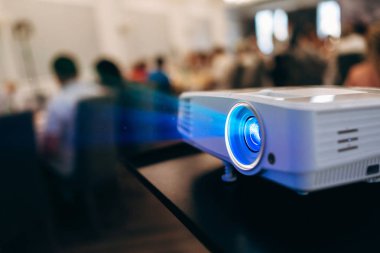 Film izleyiciye gösterilen projektör görünümü Kapat