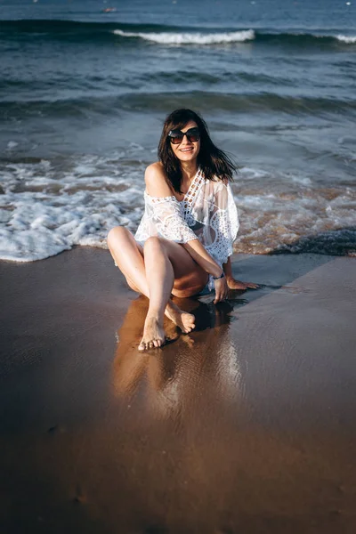 Portret Van Een Vrouw Zonnebrillen Bikini Zittend Natte Kust — Stockfoto