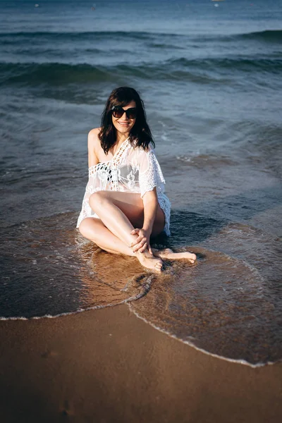 Портрет Женщины Солнечных Очках Бикини Сидящей Мокром Берегу Моря — стоковое фото