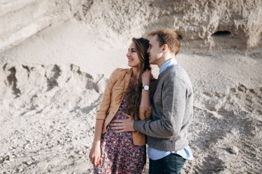 Adam ve kadını uçurum arka plan üzerinde poz portre