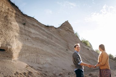 Cliff, rahatlatıcı birlikte ayakta genç çift