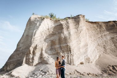 Genç çift dışında yürüyüş sarılma