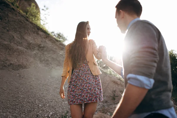 Jovem Casal Mãos Dadas Andando Penhasco — Fotografia de Stock