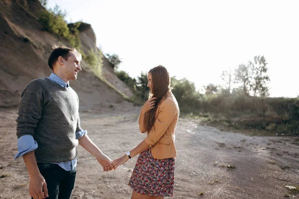 Young Couple Holding Hands Walking Cliff — Stock Photo, Image