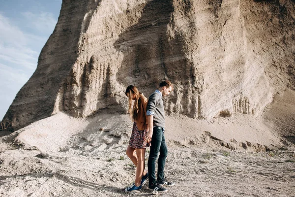 若い男と女が立って崖の背景に戻るに戻る — ストック写真