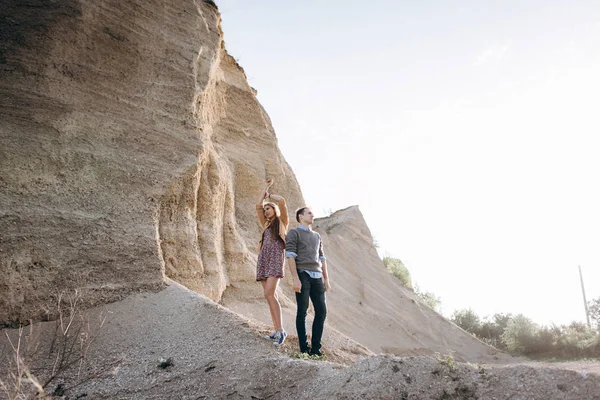 Full Length View Lovely Couple Casual Clothes Posing Cliff Background — Stock Photo, Image