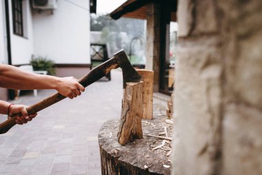 Balta güdük üzerinde kullanarak açık ahşap doğrama adam görünümünü kırpılmış