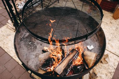 Yangın açık, şenlik ateşi ile metalik kılavuz hazırlanıyor.
