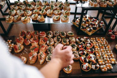 Kadın yemek, meze seçimi görünümünü kırpılmış