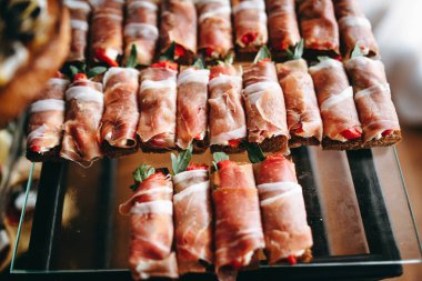 Siyah ekmek, salam, kurutulmuş domates ve roka yapılmış rulo