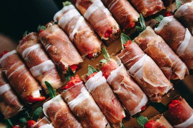 Siyah ekmek, salam, kurutulmuş domates ve roka yapılmış rulo