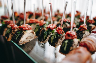 Siyah havyar ve şiş ile kurutulmuş domates ile tavuk