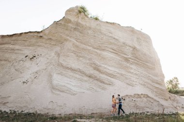 Güzel çift birlikte uçurumun dibinde yürüyüş