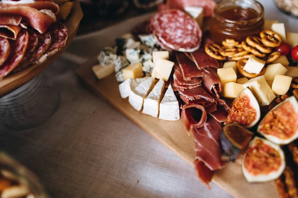 Mängd Festlig Mat Catering Tallrikar Och Styrelser Med Aptitretare — Stockfoto