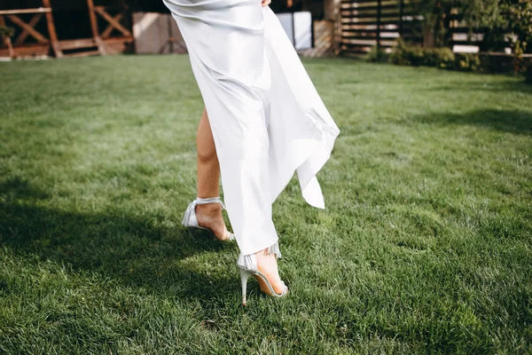 Visão Inferior Mulher Vestido Branco Longo — Fotografia de Stock