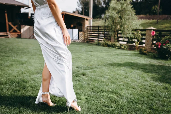 Alt görünümü içinde uzun beyaz kadın