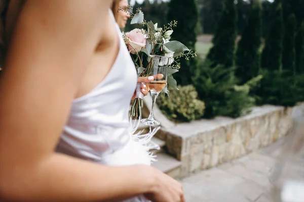 Περικοπεί Προβολή Της Γυναίκας Λευκό Φόρεμα Κρατώντας Ποτήρι Κρασιού Θολή — Φωτογραφία Αρχείου