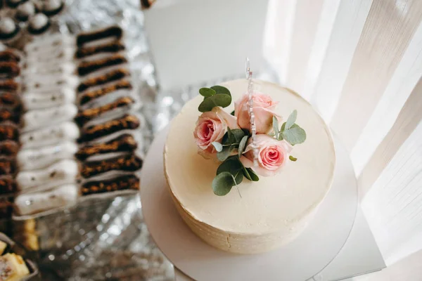 Gâteau Mariage Avec Des Gâteaux Sur Fond Nourriture Festive — Photo