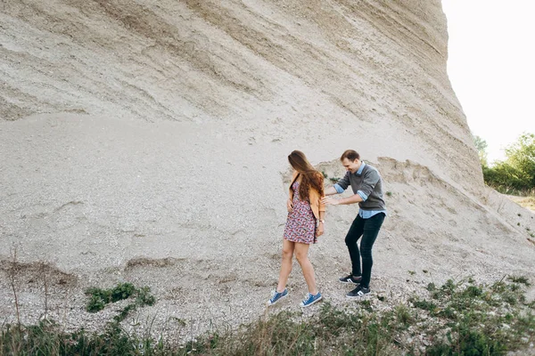 Lovely Couple Walking Together Foot Cliff — Stock Photo, Image
