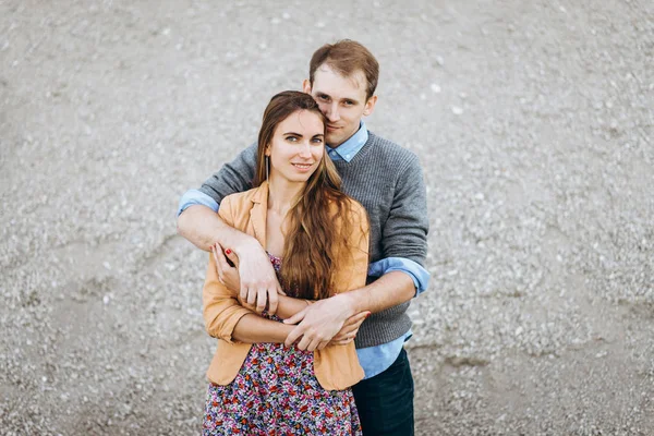 Güzel çift birlikte uçurumun dibinde yürüyüş