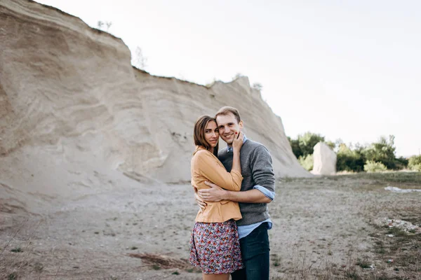 Casal Encantador Andando Juntos Penhasco — Fotografia de Stock