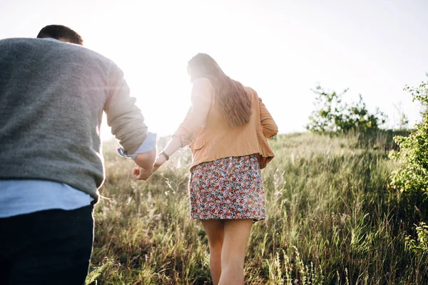 Güzel çift birlikte alanına yürüyor