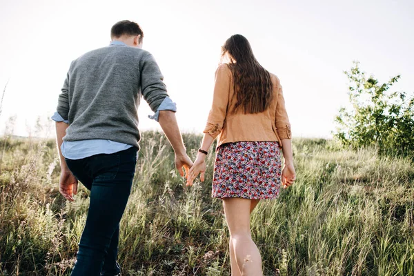 Charmant Couple Marchant Ensemble Dans Champ — Photo