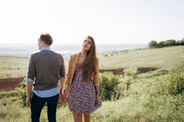 Güzel çift birlikte alanına yürüyor