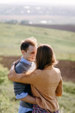 Güzel çift ayakta alanında sarılma