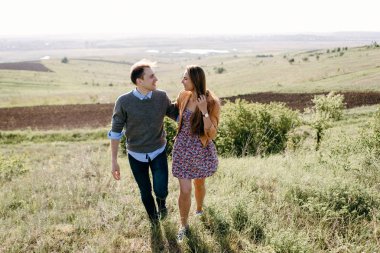 Güzel çift birlikte alanına yürüyor