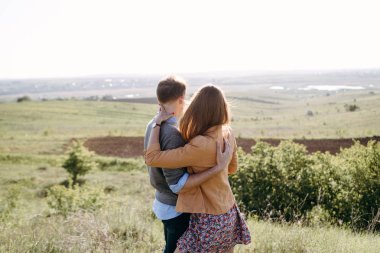 Güzel çift ayakta alanında sarılma