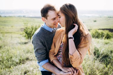 Güzel çift ayakta alanında sarılma