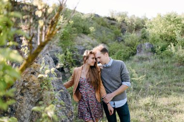 Güzel çift tepe üzerinde birlikte vaktinizi.