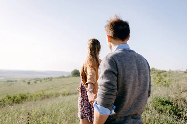 Preciosa Pareja Caminando Juntos Campo — Foto de Stock