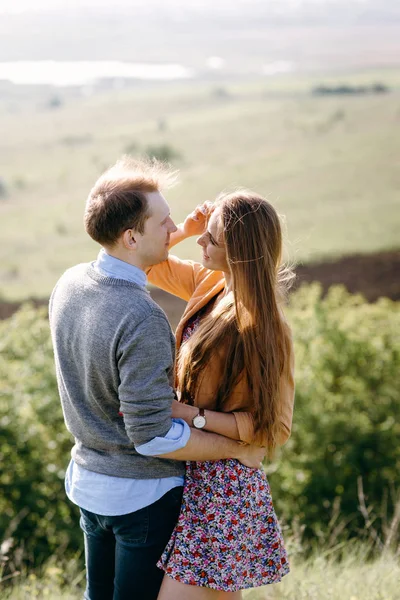 Schönes Paar Umarmt Stehend Auf Dem Feld — Stockfoto