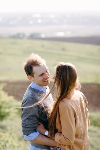 Schönes Paar Umarmt Stehend Auf Dem Feld — Stockfoto