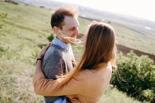 Mooie Paar Staande Knuffelen Veld — Stockfoto