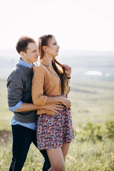 Schönes Paar Umarmt Stehend Auf Dem Feld — Stockfoto