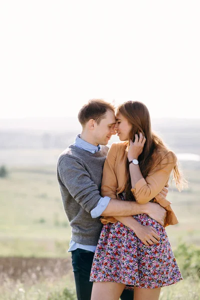 Encantador Casal Abraço Campo — Fotografia de Stock